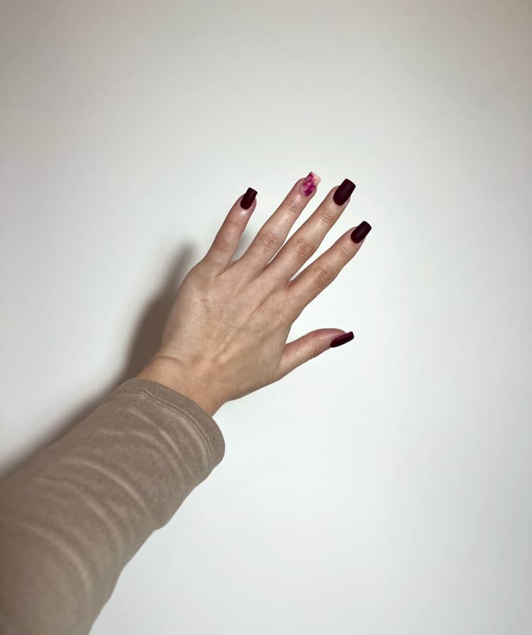 Bordowy manicure hybrydowy — Symbol salon Kraków