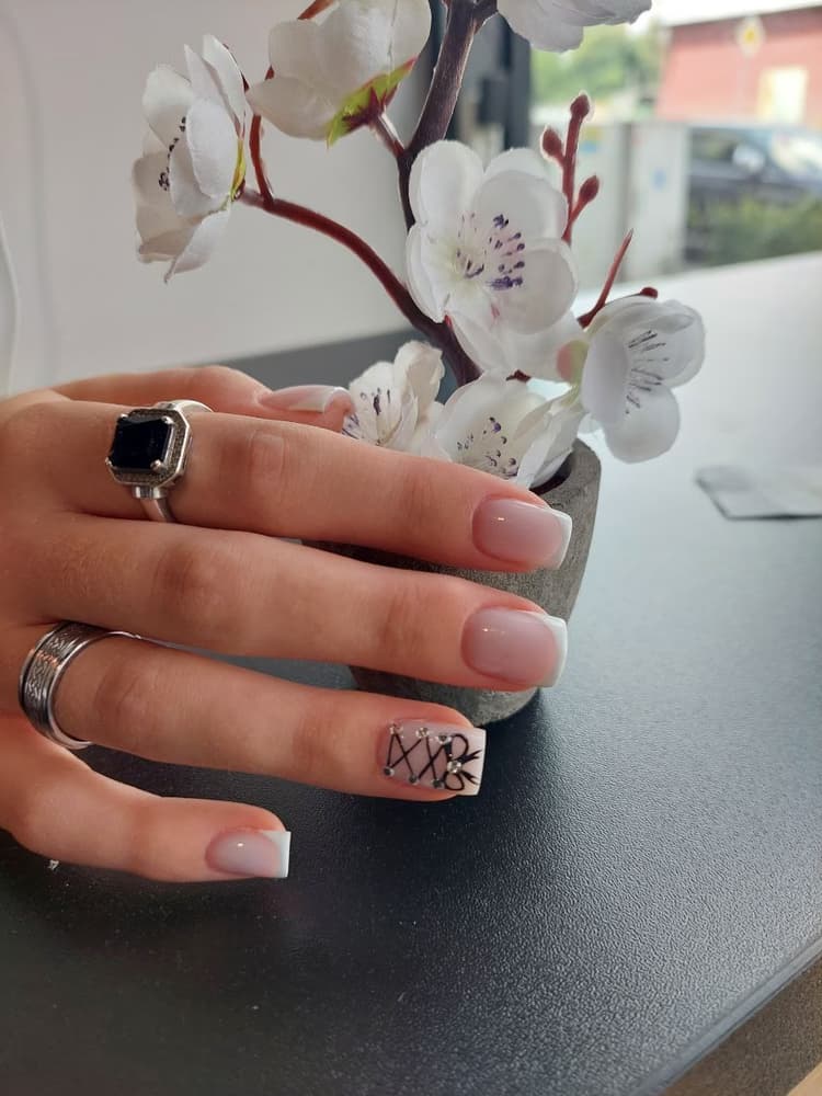 Manicure francuski ze zdobieniami — Symbol Kraków