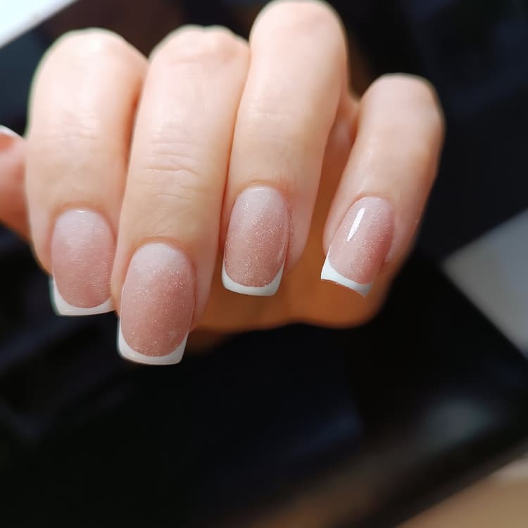 Manicure francuski Kraków — salon kosmetyczny Symbol