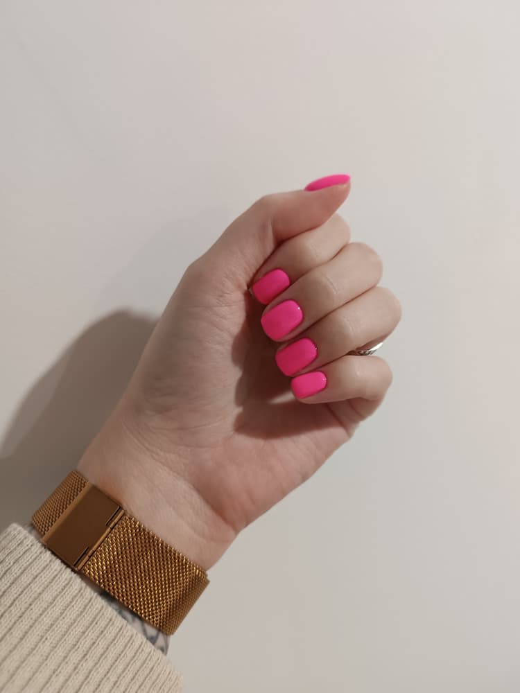 Różowy manicure żelowy Kraków — Symbol