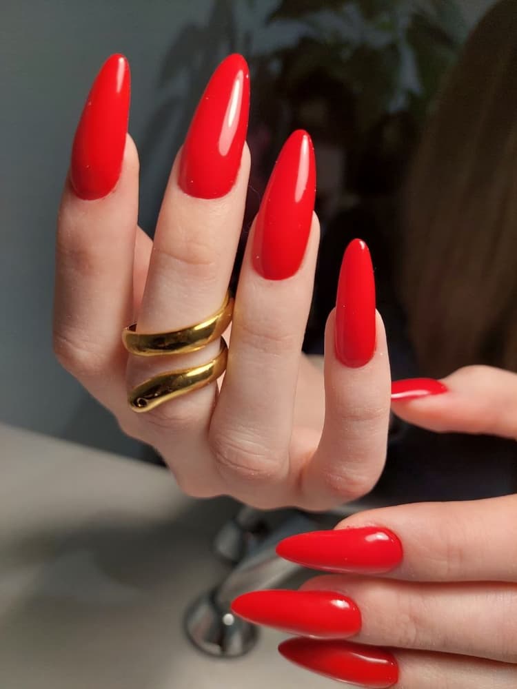 Czerwony manicure hybrydowy Kraków — salon paznokci Symbol