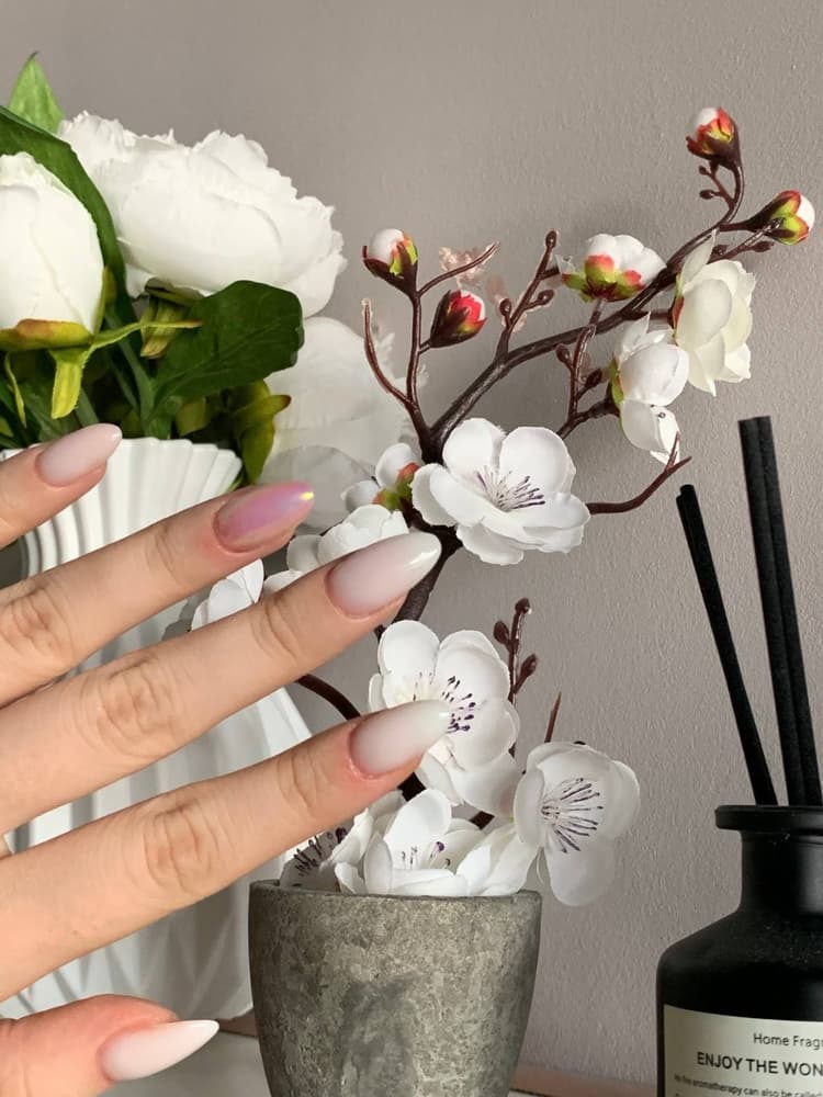 Manicure nude z kwiatami — Symbol salon paznokci Kraków