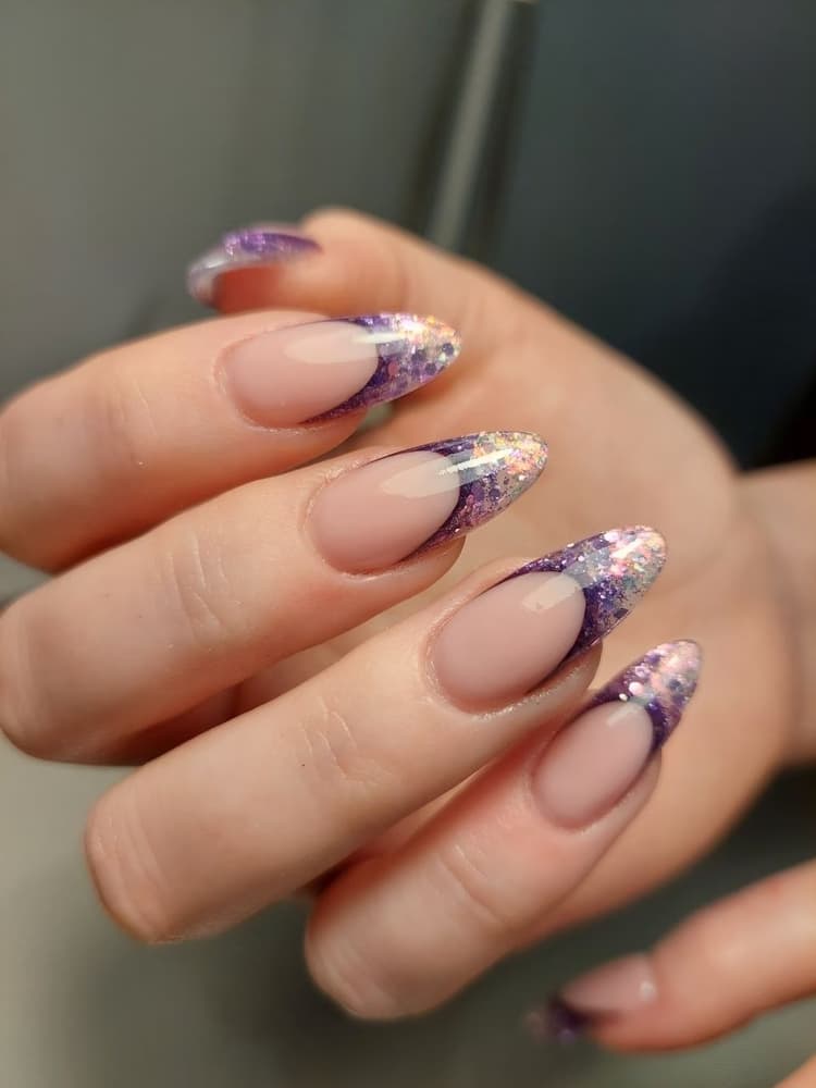 Fioletowy manicure hybrydowy z brokatem — Symbol Kraków
