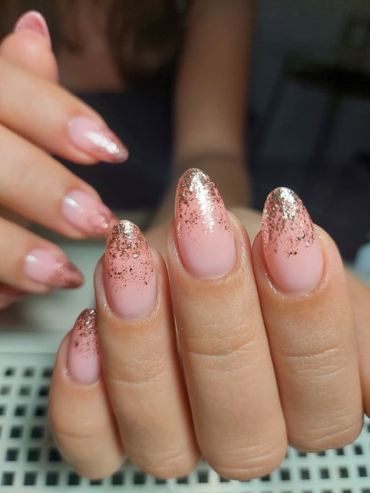 Stylizacja paznokci rose gold z brokatem — Symbol Kraków